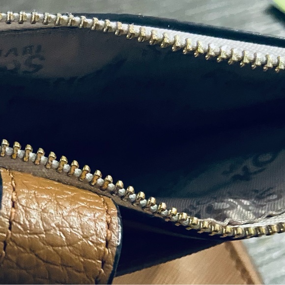 MICHAEL KORS Adele Logo Smartphone Double Zip Wallet Color: Vanilla / Acorn - Picture 4 of 12